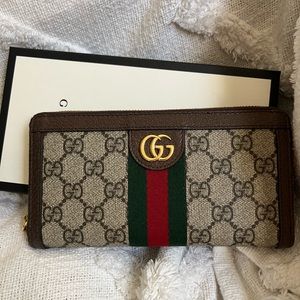 Gucci wallet authentic rarely used. Original box and dust bag.